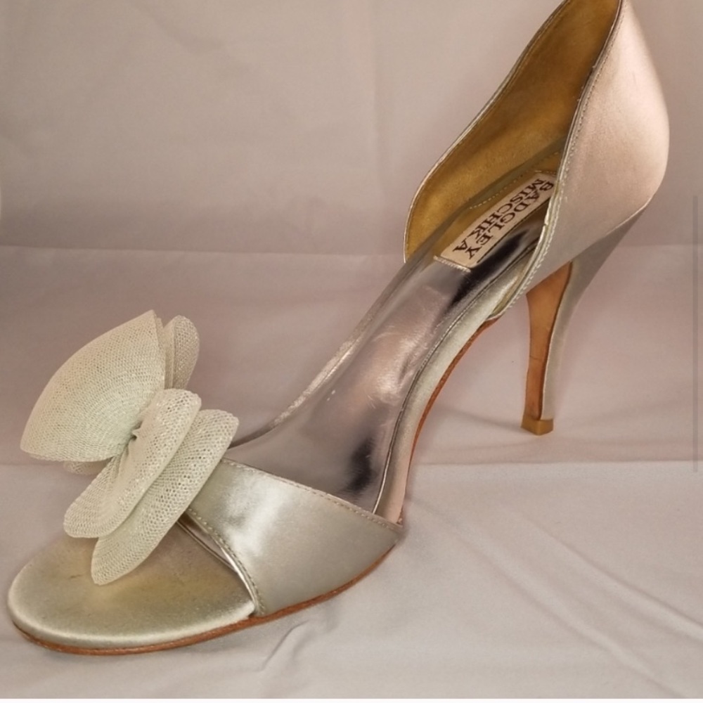 Badgley Mischka silver satin heels with bow - Picture 5 of 7